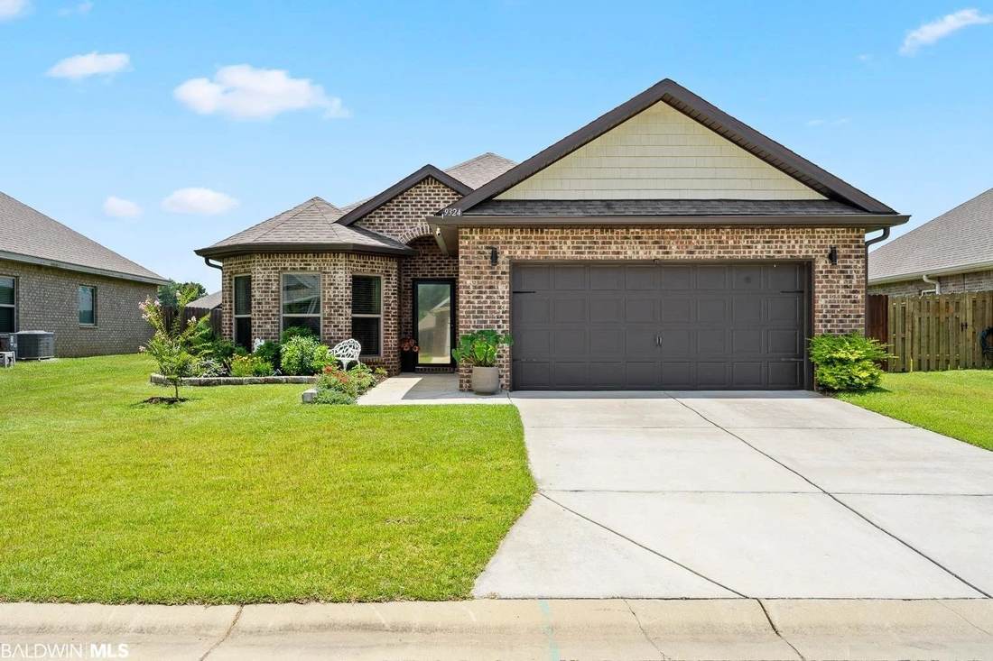 Craftsman-style home with a wide driveway in Baldwin County