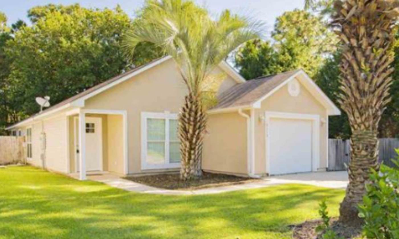 Single-story home with palm trees in coastal Alabama